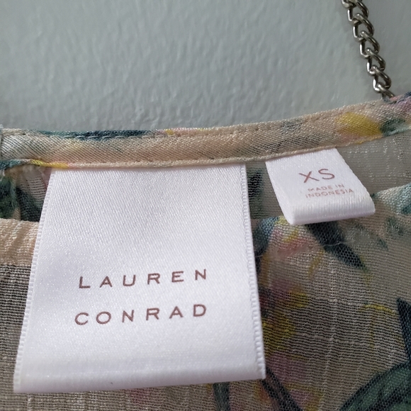 Beautiful  summer top. - Picture 5 of 5